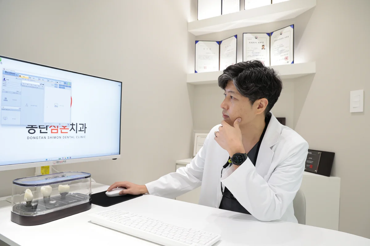 동탄심온치과 진료실에서 치주과 전문의 심재용 원장이 진료 프로그램 화면을 확인하는 모습
