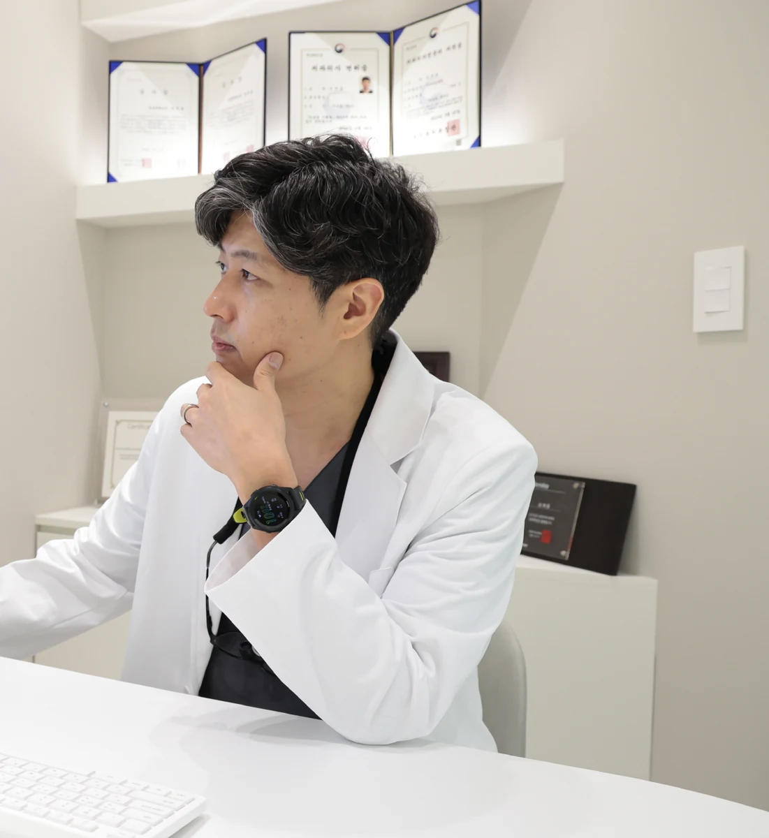 치주과 전문의 심재용 원장이 진료실 책상에서 진료 화면을 확인하는 모습