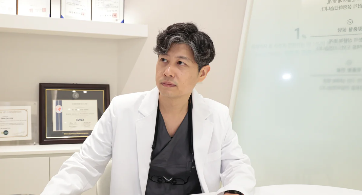치주과 전문의 심재용 원장이 진료실에서 진료 준비를 하는 모습