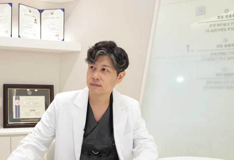 동탄심온치과 진료실에서 자격증을 배경으로 한 치주과 전문의 심재용 대표원장