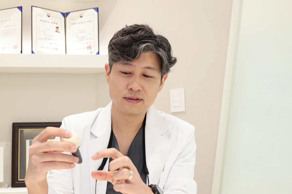 치주과 전문의 심재용 원장이 진료실에 앉아 있는 모습